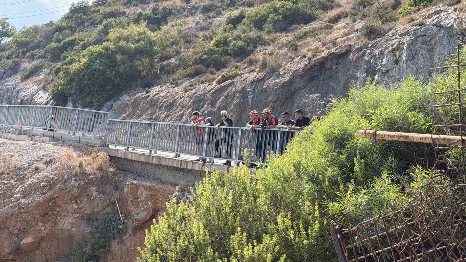 Deniz keyfi hastanede son buldu, kayalık alanda mahsur kalan vatandaş 2 saatte kurtarıldı