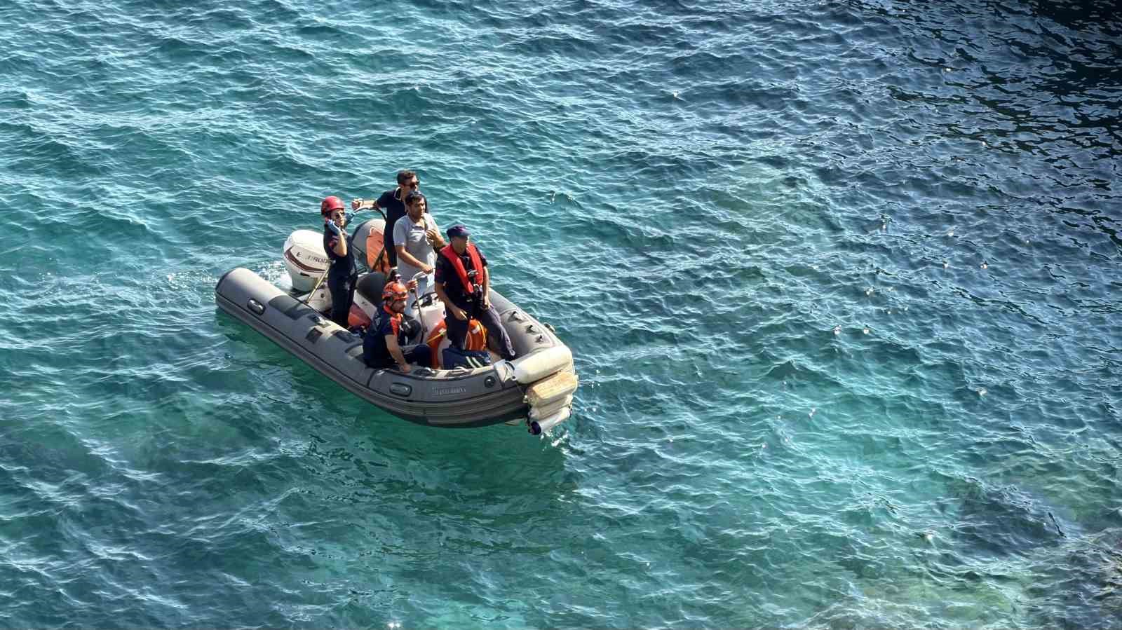 Deniz keyfi hastanede son buldu, kayalık alanda mahsur kalan vatandaş 2 saatte kurtarıldı