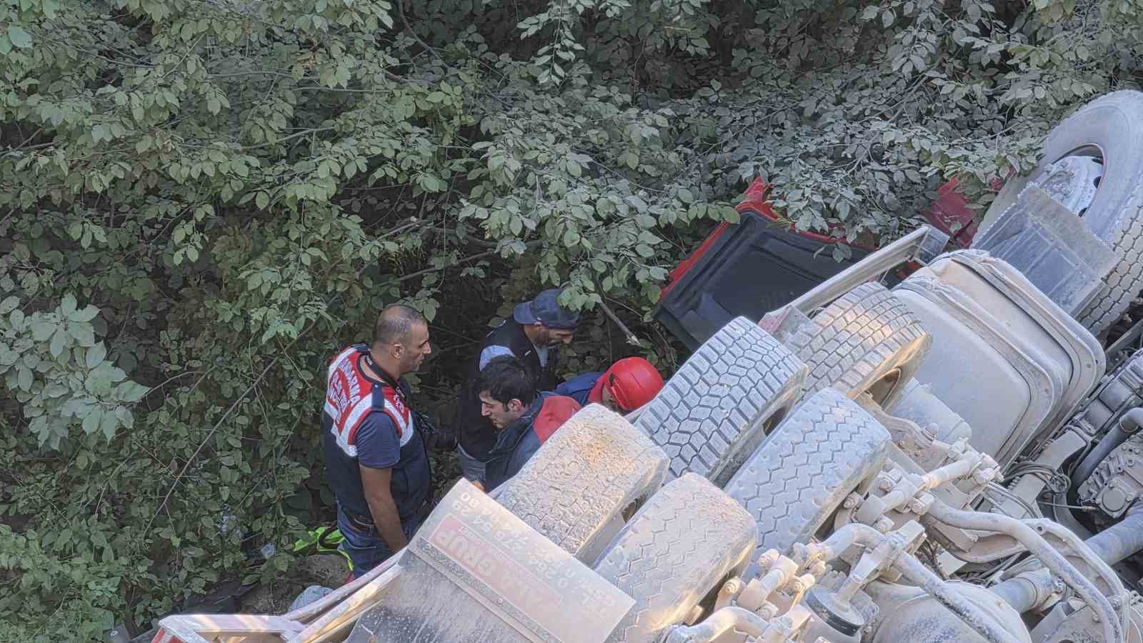 Kontrolden çıkan tır şarampole devrildi, sürücü hayatını kaybetti