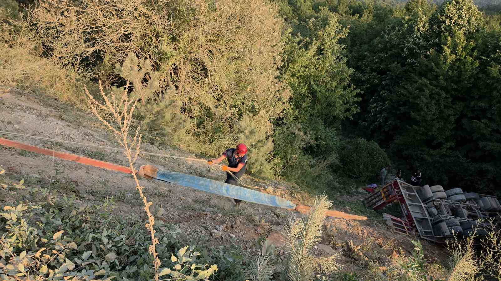Kontrolden çıkan tır şarampole devrildi, sürücü hayatını kaybetti