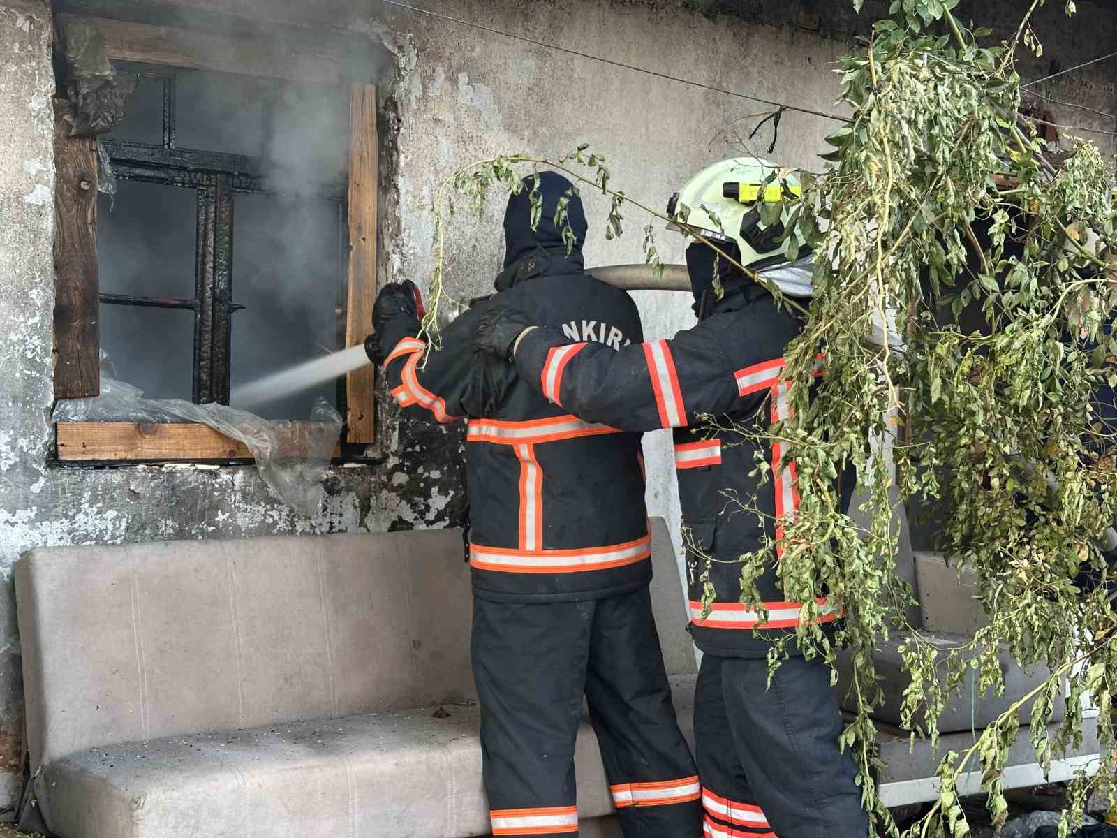 Çankırı’da alevlere teslim olan 3 ev küle döndü