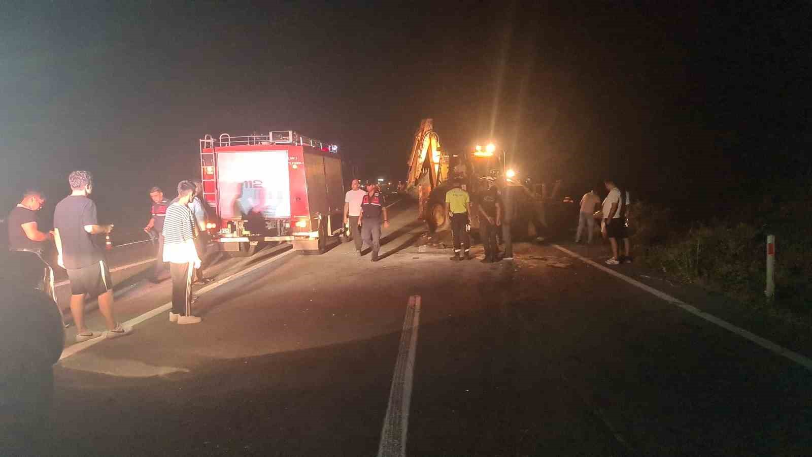 Otomobil karayoluna çıkan 3 mandaya çarptı: 1’i ağır, 2 yaralı