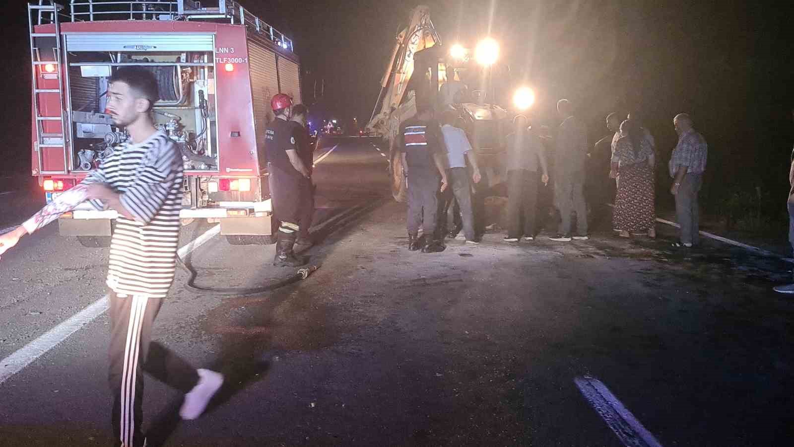 Otomobil karayoluna çıkan 3 mandaya çarptı: 1’i ağır, 2 yaralı