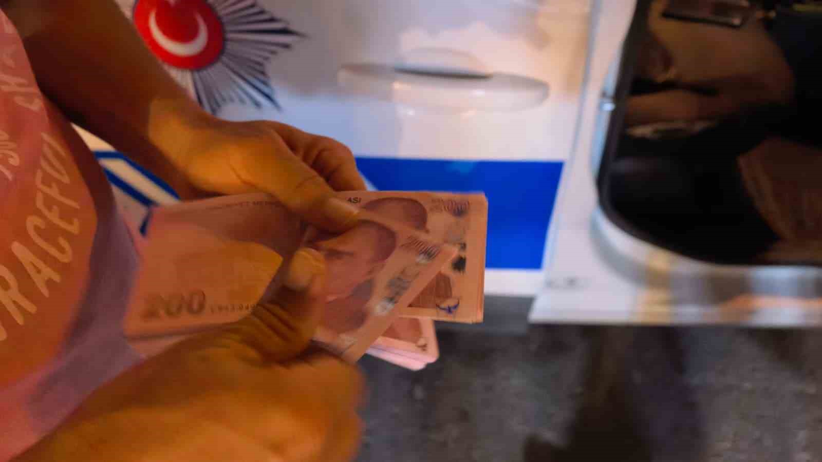 Duyarlı vatandaş, bulduğu 30 bin TL’yi sahibine ulaştırılması için polise teslim etti