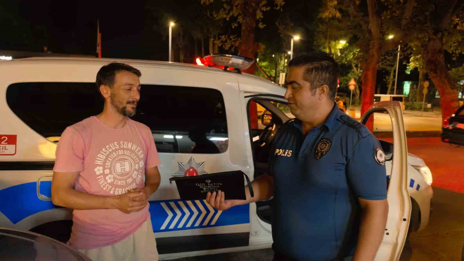 Duyarlı vatandaş, bulduğu 30 bin TL’yi sahibine ulaştırılması için polise teslim etti