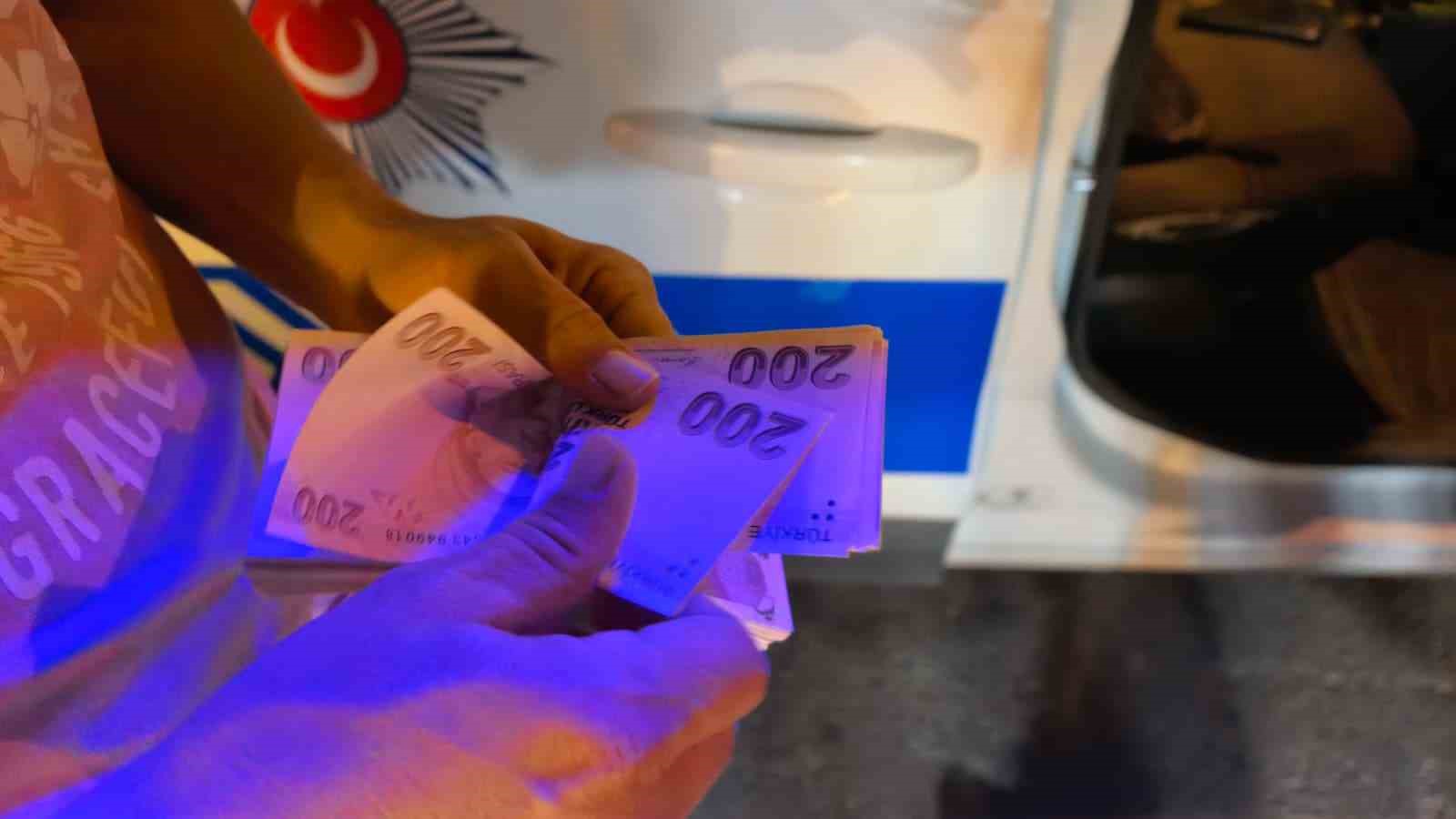 Duyarlı vatandaş, bulduğu 30 bin TL’yi sahibine ulaştırılması için polise teslim etti