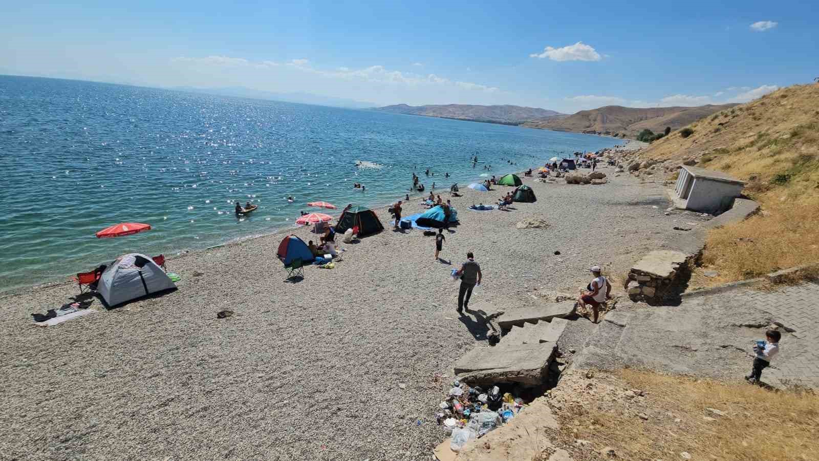 Adilcevaz plajları tıklım tıklım