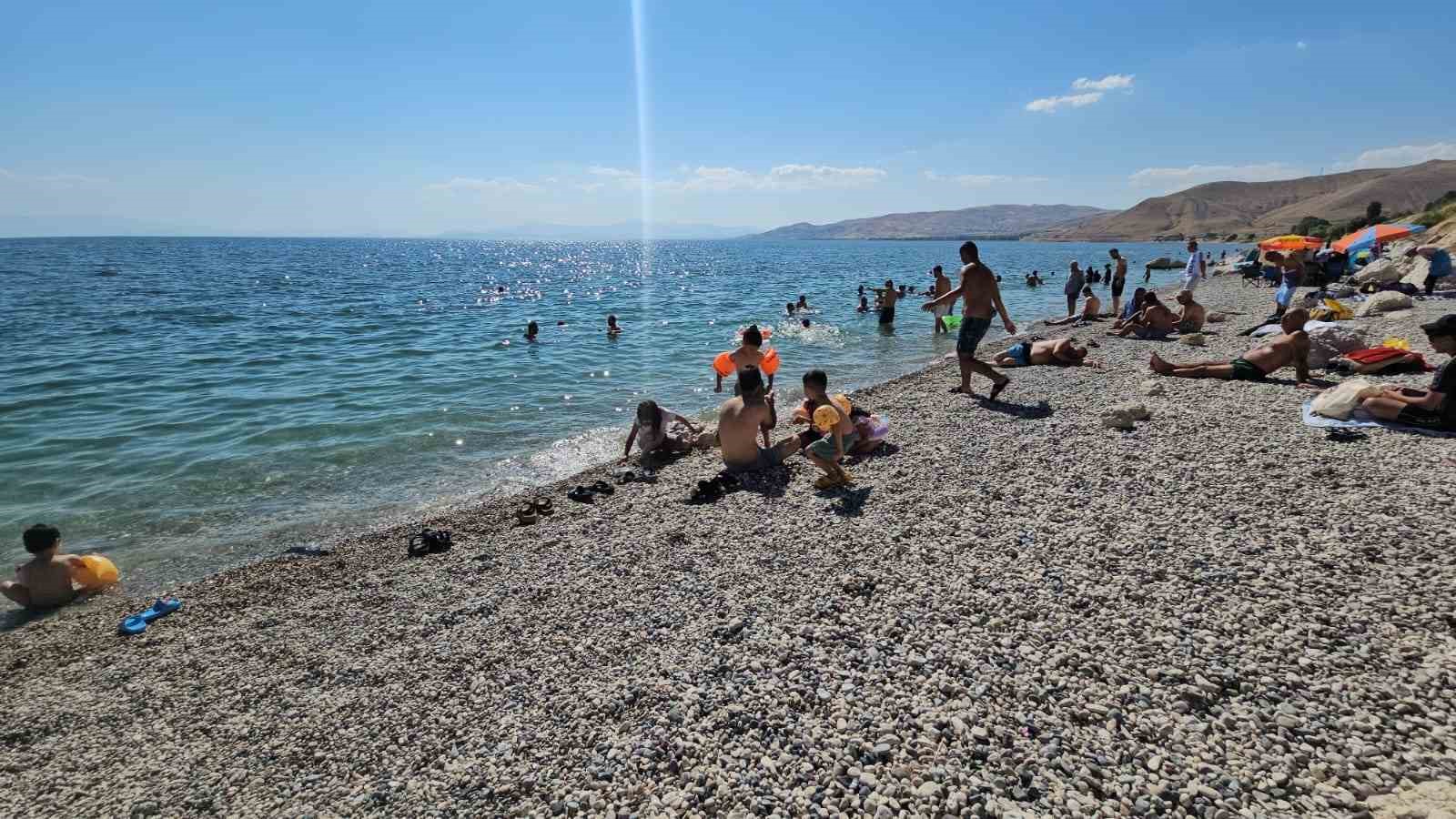 Adilcevaz plajları tıklım tıklım