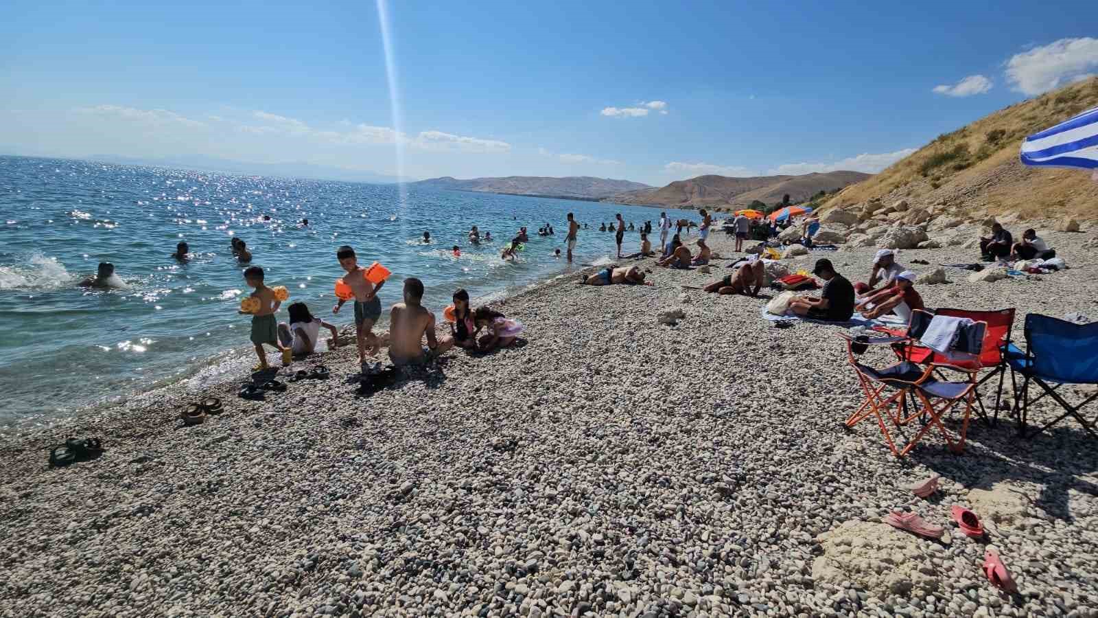 Adilcevaz plajları tıklım tıklım