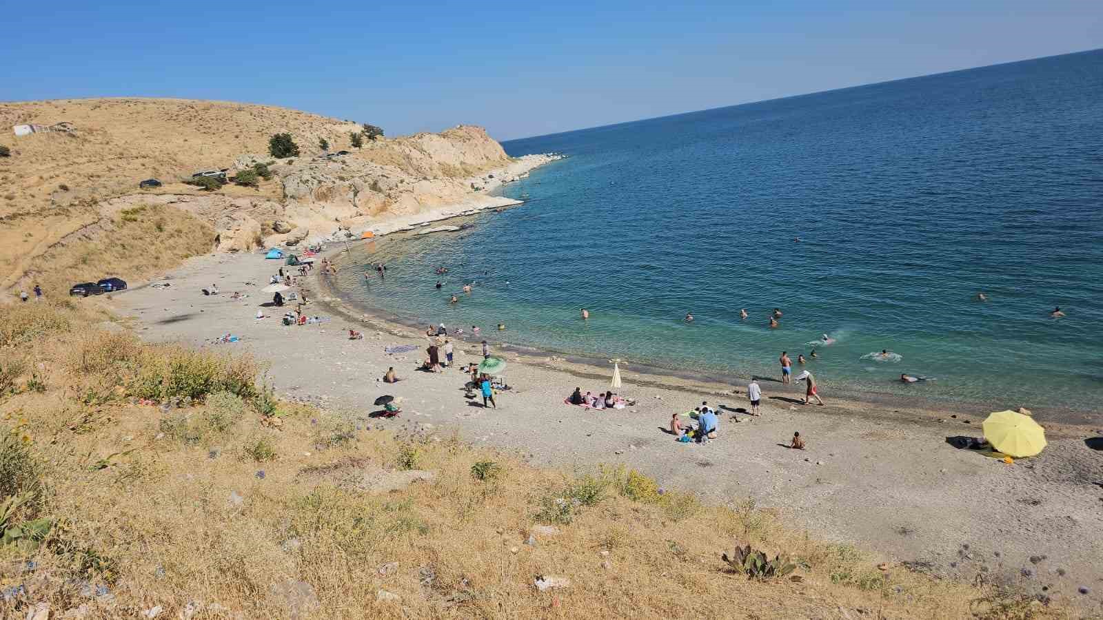 Adilcevaz plajları tıklım tıklım