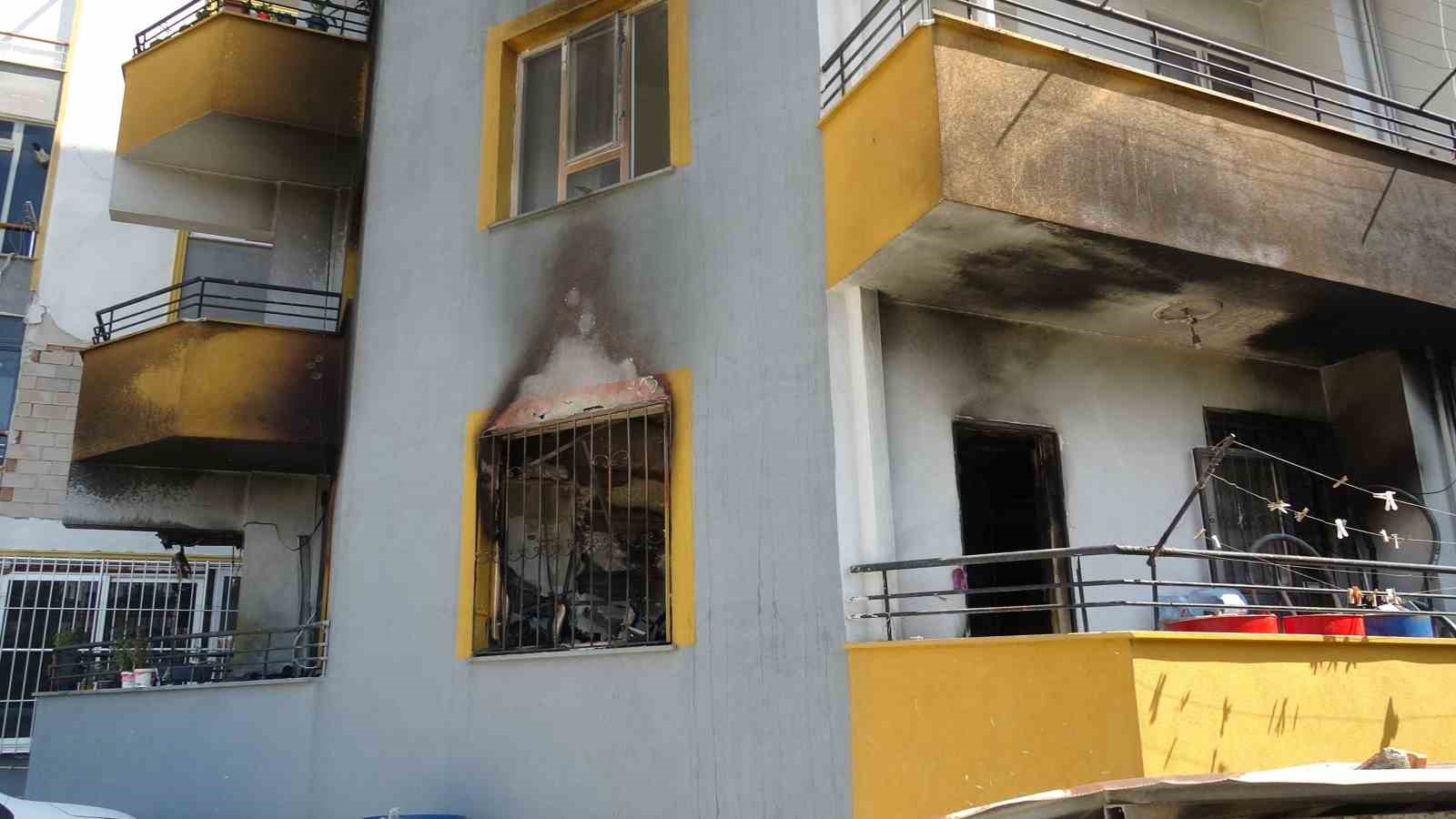 Kameraya yansıyan patlamalarla birlikte alevlere teslim olan evde anne ve oğlu yanarak yaralandı