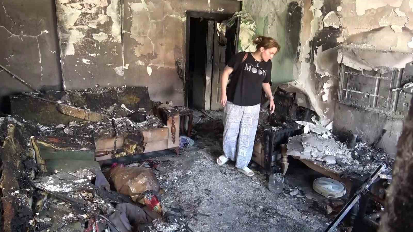 Kameraya yansıyan patlamalarla birlikte alevlere teslim olan evde anne ve oğlu yanarak yaralandı