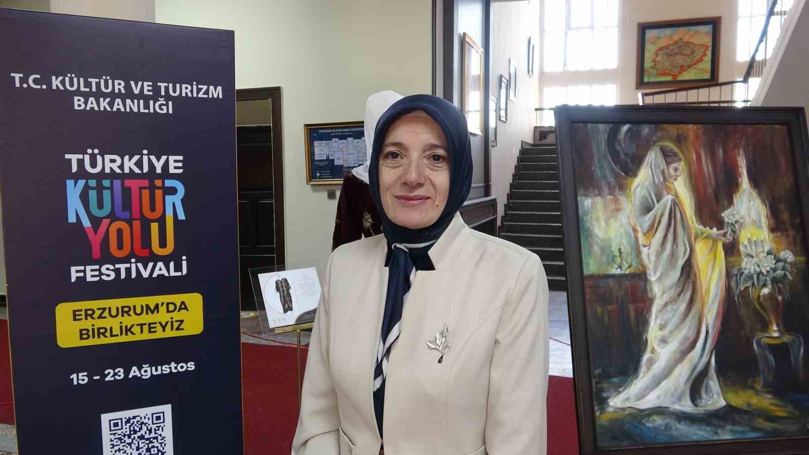Kadın zarafetinin asırlık hikâyesi kıyafet ve motiflerle eniden yorumlandı