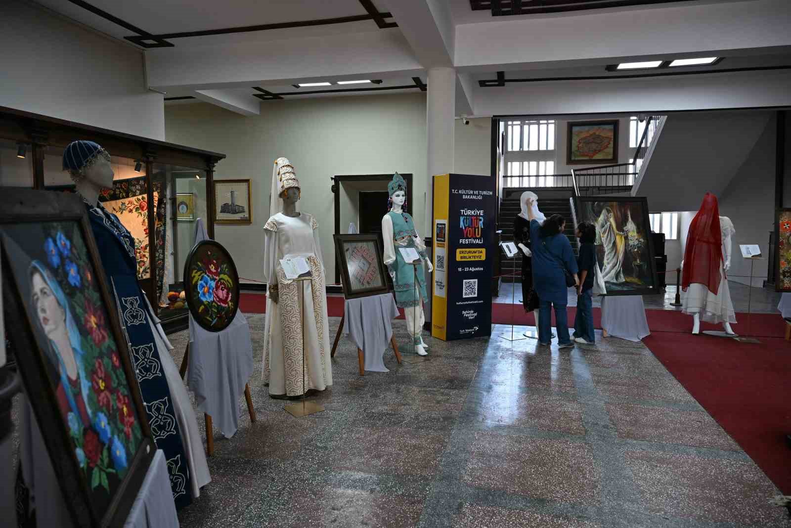 Kadın zarafetinin asırlık hikâyesi kıyafet ve motiflerle eniden yorumlandı
