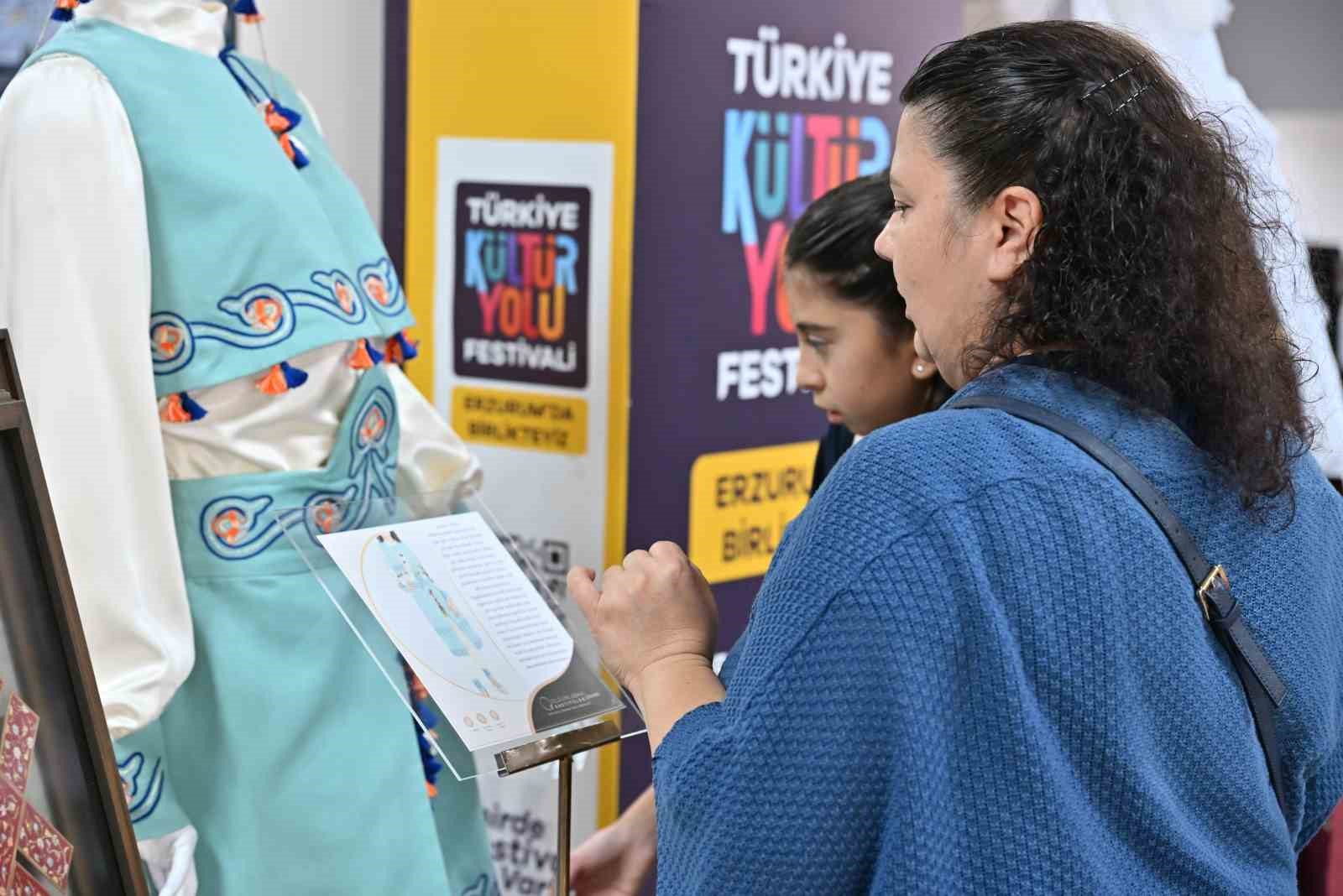 Kadın zarafetinin asırlık hikâyesi kıyafet ve motiflerle eniden yorumlandı