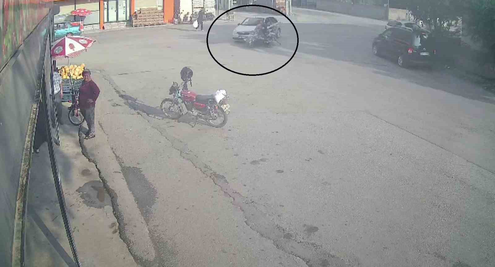 Otomobille çarpışan motosikletteki 2 kişi yaralandı