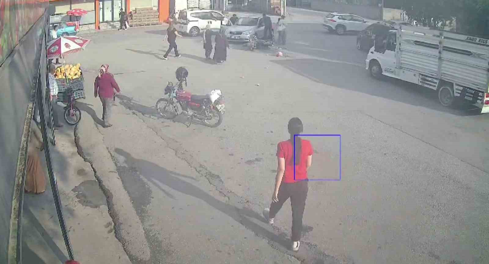 Otomobille çarpışan motosikletteki 2 kişi yaralandı