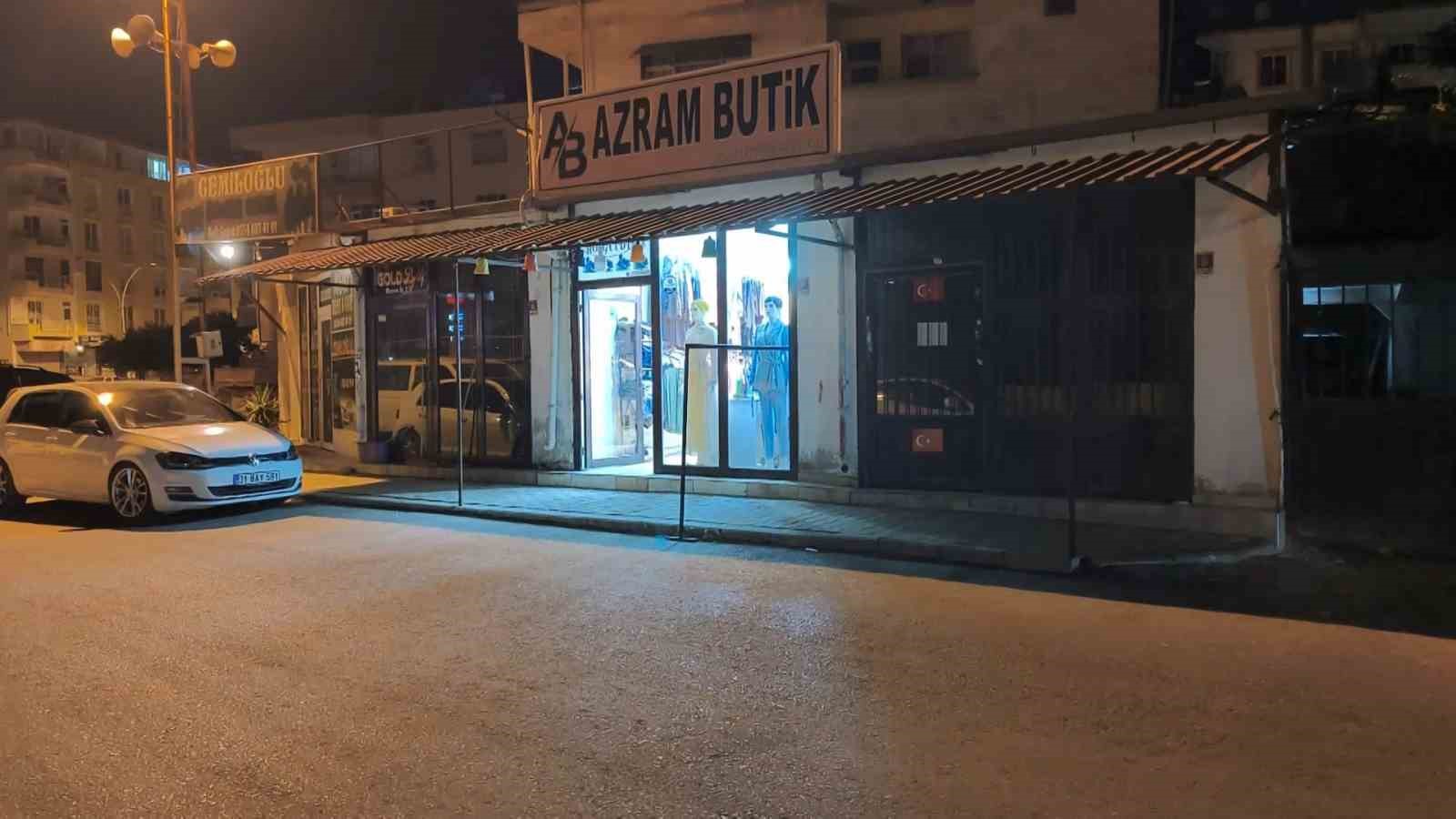 Müşteri gibi geldikleri mağazada çalışanı oyalayıp, bin lirayı çaldılar