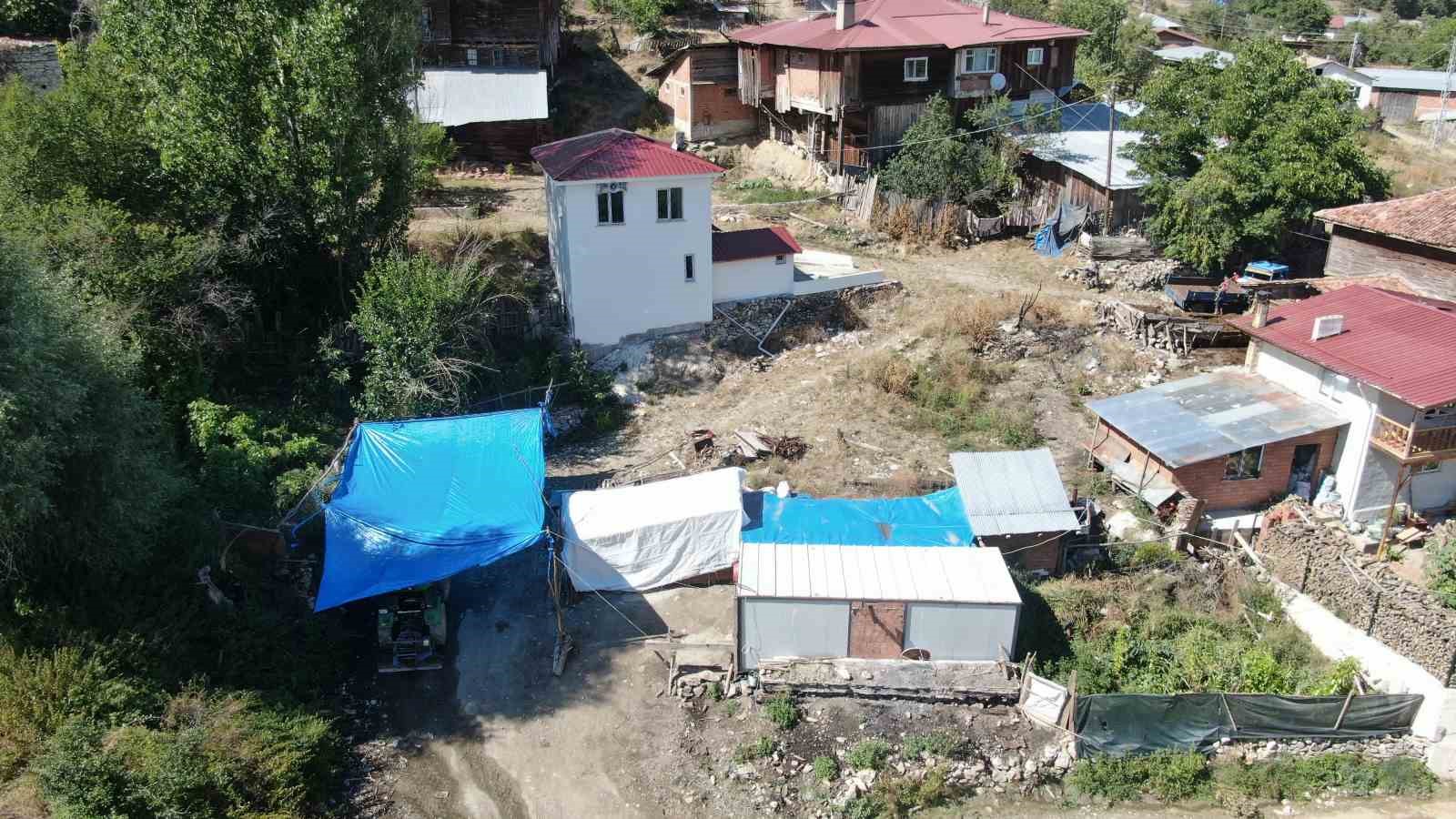 Evleri küle döndü, yardım parasıyla ev yaptırmak isterken konteynere mahkum oldular