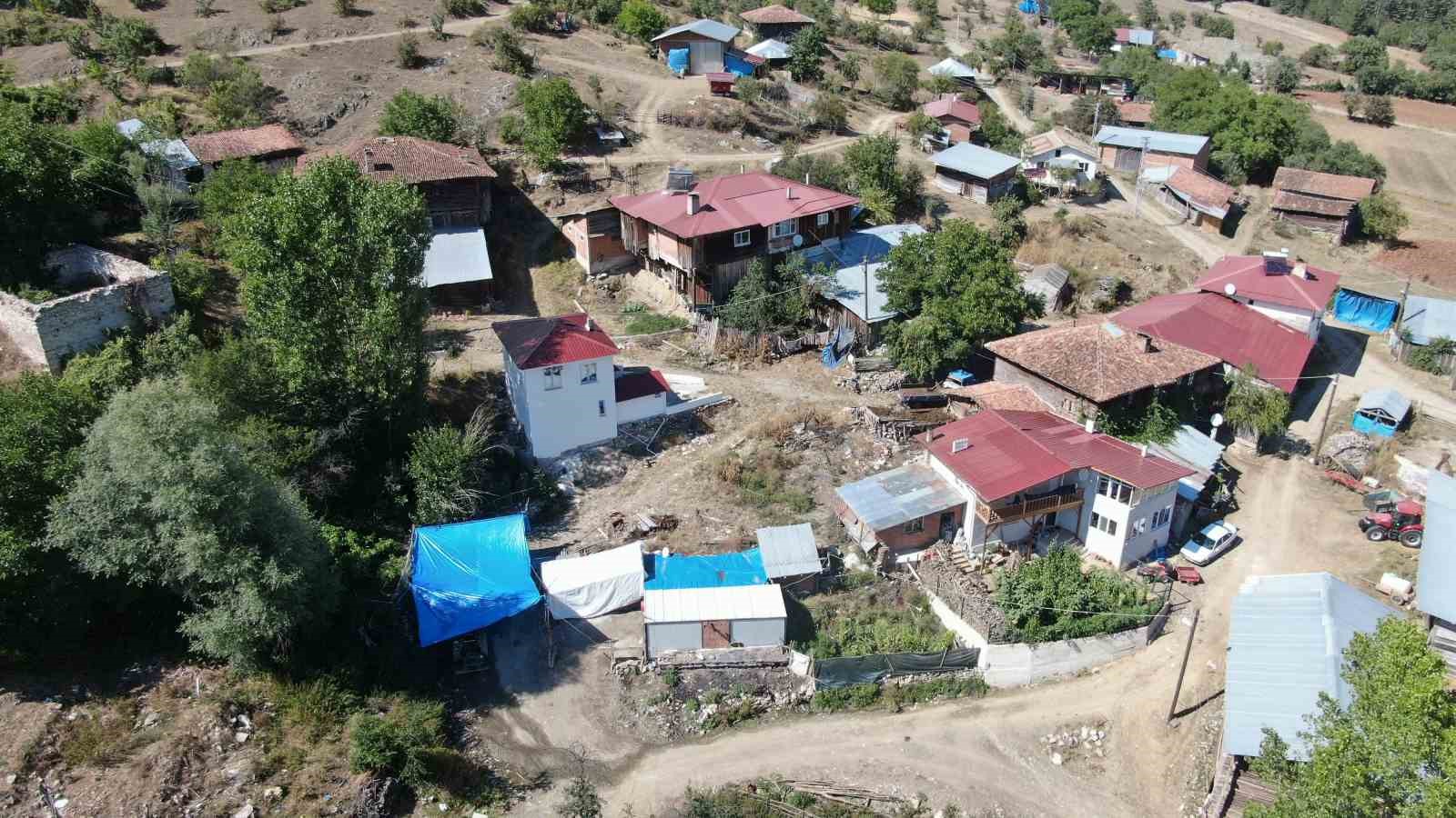 Evleri küle döndü, yardım parasıyla ev yaptırmak isterken konteynere mahkum oldular