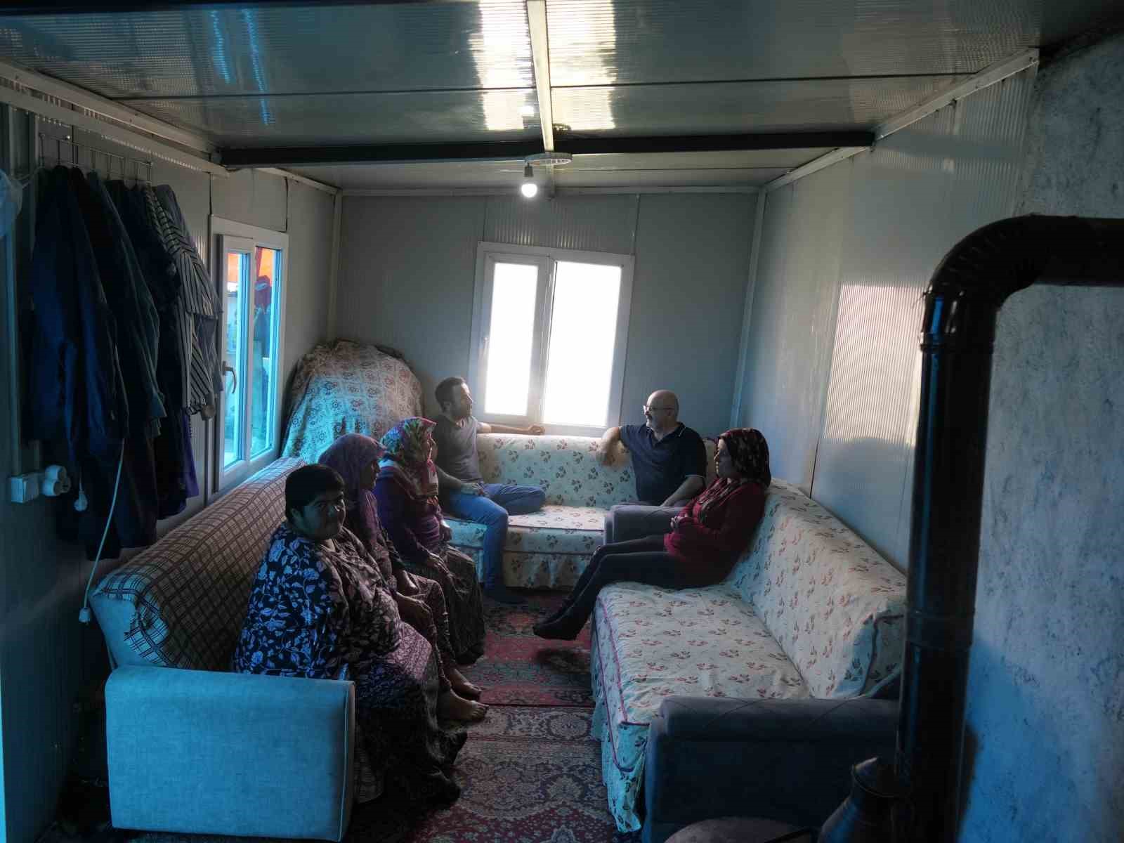Evleri küle döndü, yardım parasıyla ev yaptırmak isterken konteynere mahkum oldular
