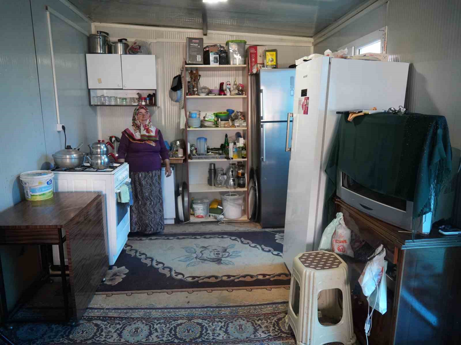 Evleri küle döndü, yardım parasıyla ev yaptırmak isterken konteynere mahkum oldular