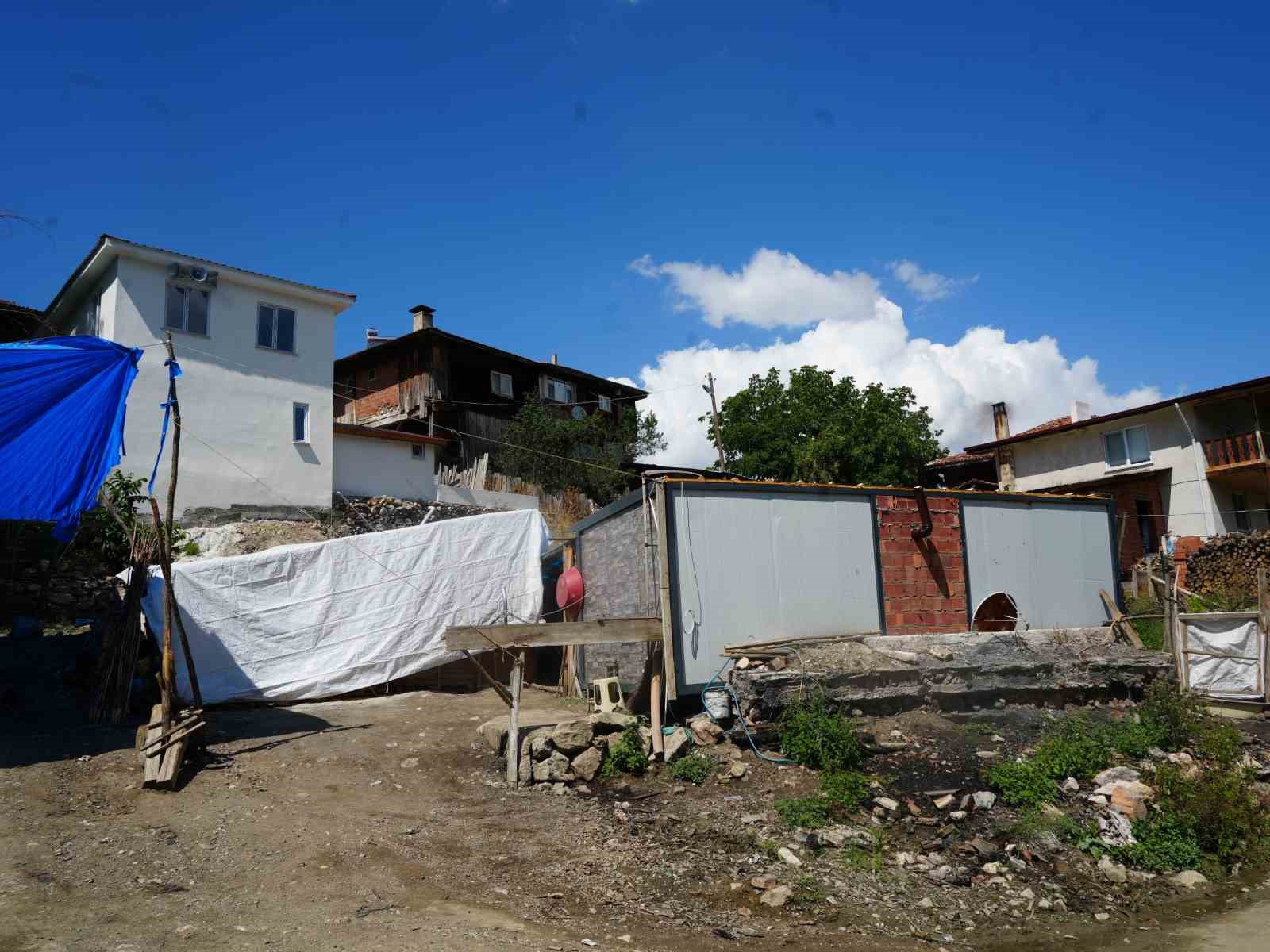 Evleri küle döndü, yardım parasıyla ev yaptırmak isterken konteynere mahkum oldular