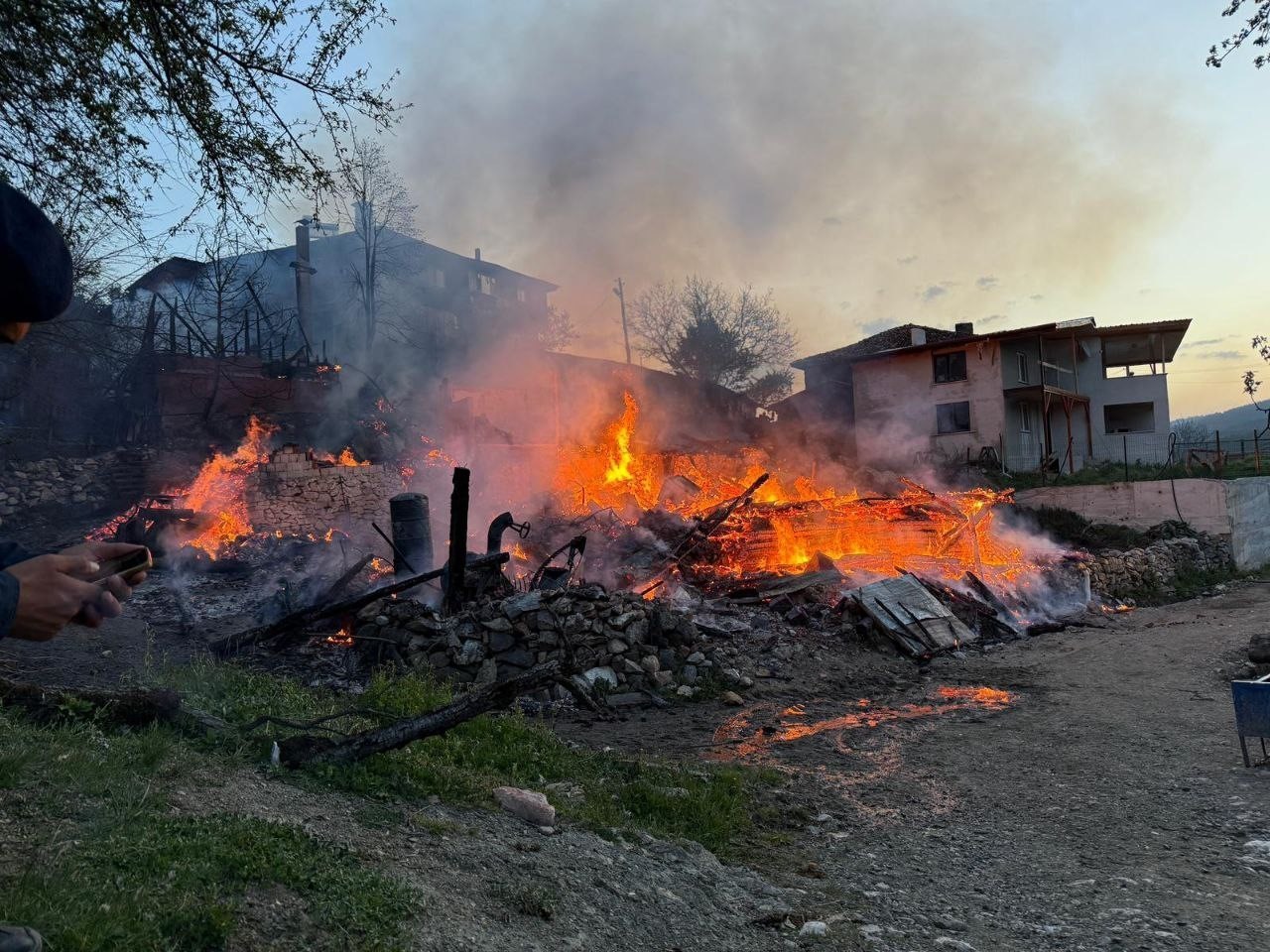 Evleri küle döndü, yardım parasıyla ev yaptırmak isterken konteynere mahkum oldular