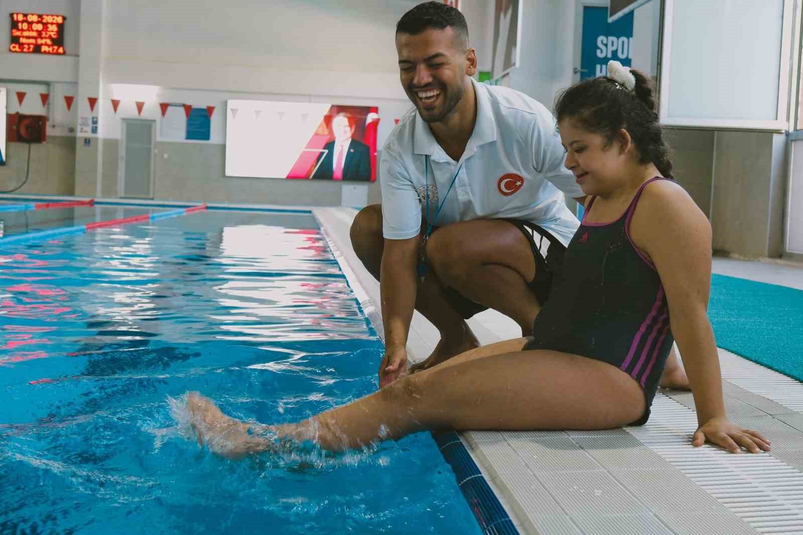 Özel sporcular Pınarbaşı Yüzme Havuzu’nda sporla buluşuyor