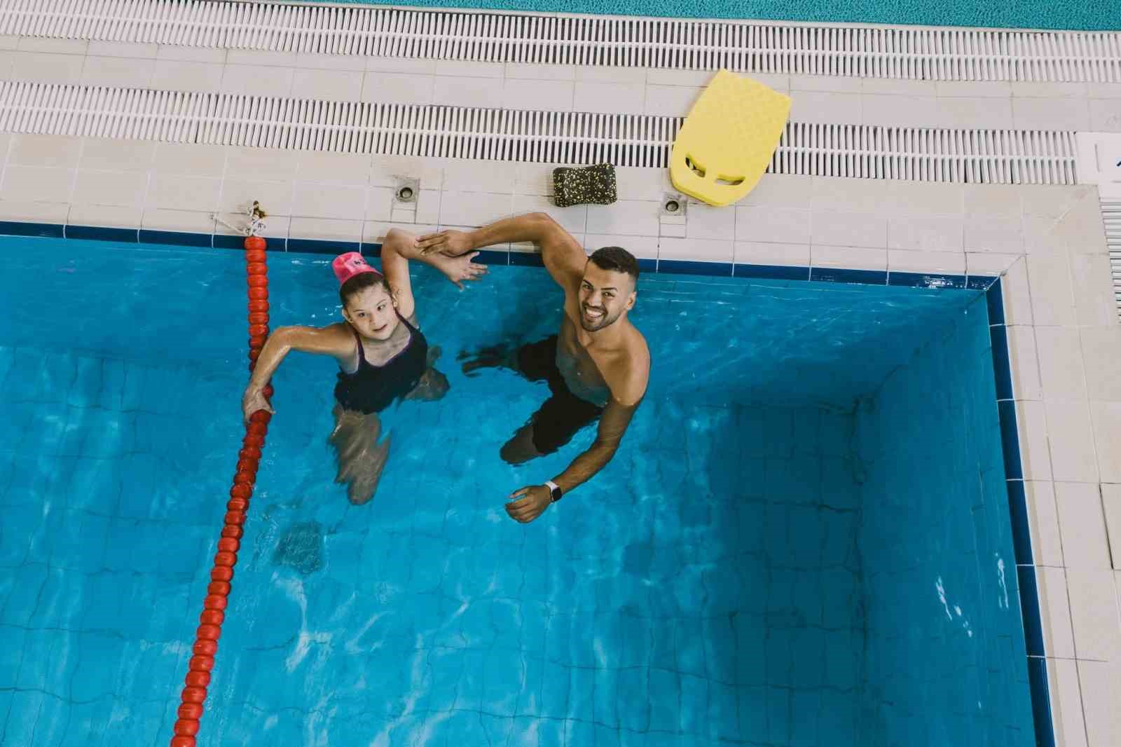 Özel sporcular Pınarbaşı Yüzme Havuzu’nda sporla buluşuyor