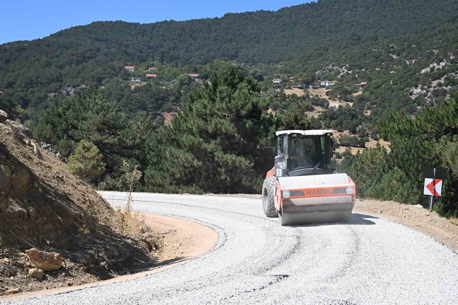 Ayvacık Mahallesi yolunda 6 kilometrelik asfalt çalışması