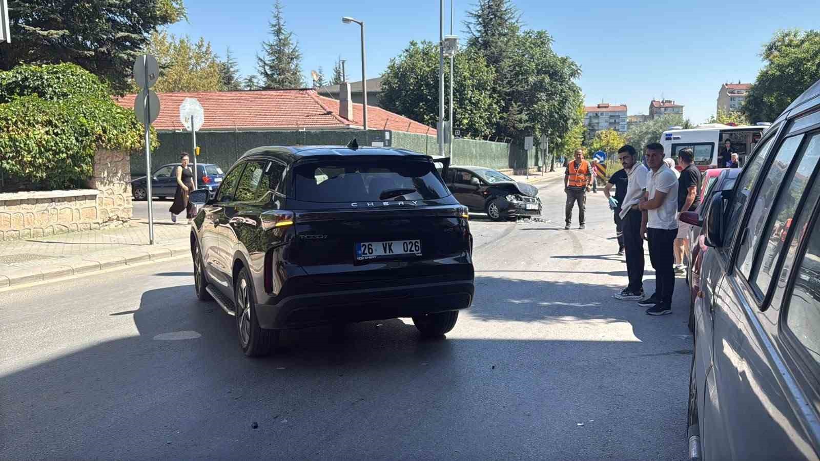 Eskişehir’de meydana gelen kazada iki araç kullanılamaz hale geldi