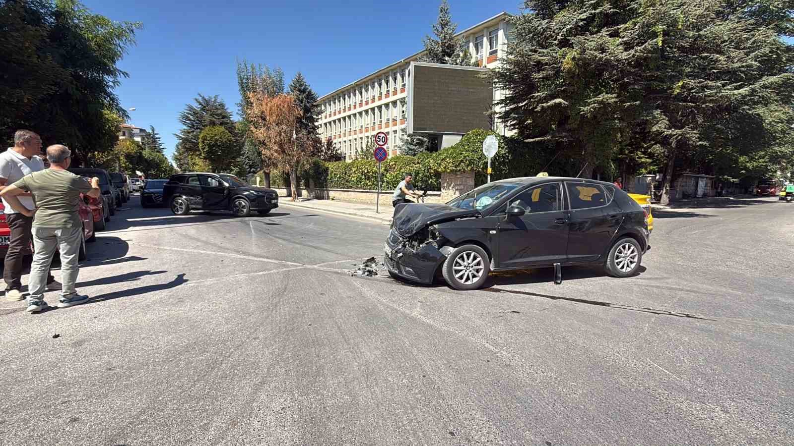 Eskişehir’de meydana gelen kazada iki araç kullanılamaz hale geldi
