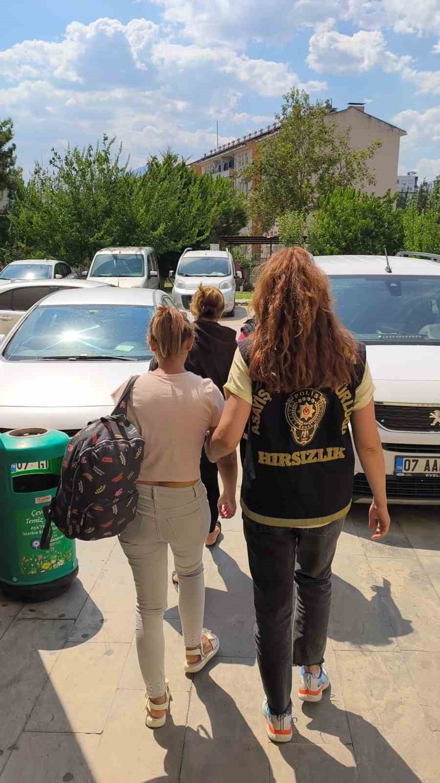 Tramvayda yankesicilik yapan 2 şüpheli tutuklandı