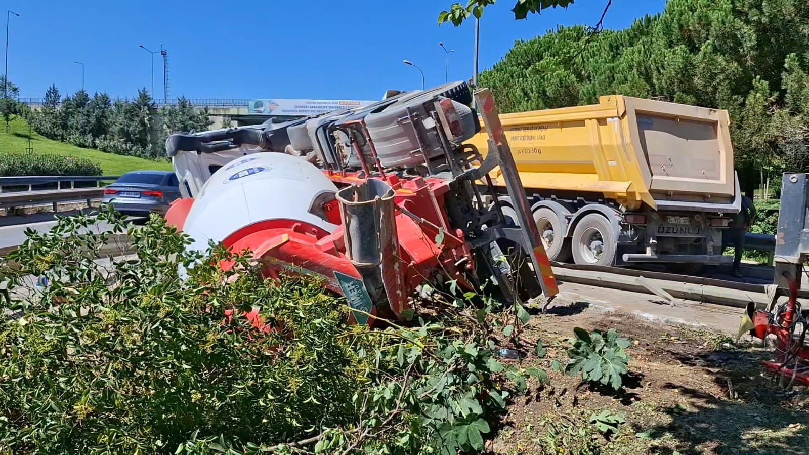 Çekmeköy’de beton mikseri otluk alana devrildi