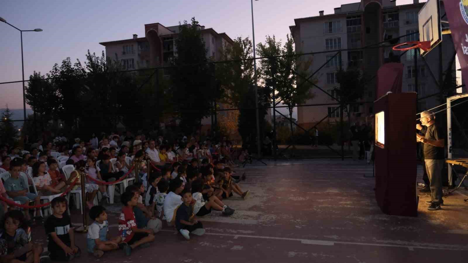 Karagöz’ün Salıncağı ilk gösteriminde çocuklar ve aileler buluştu