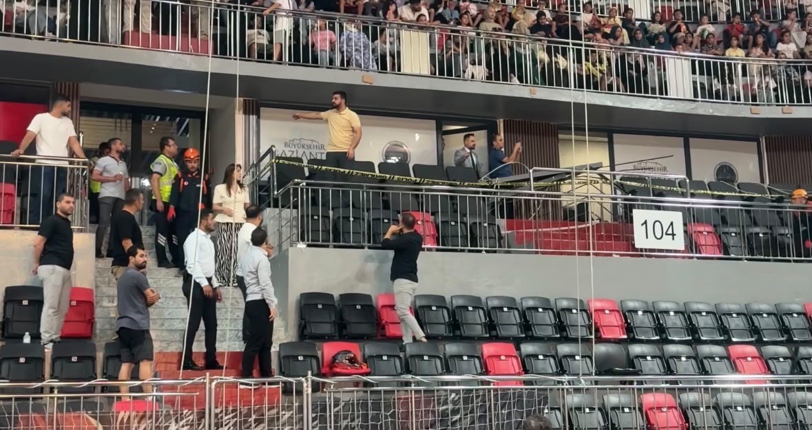 Gaziantep’te iki tribün arasındaki ahşap dekorasyon düştü: 7 yaralı