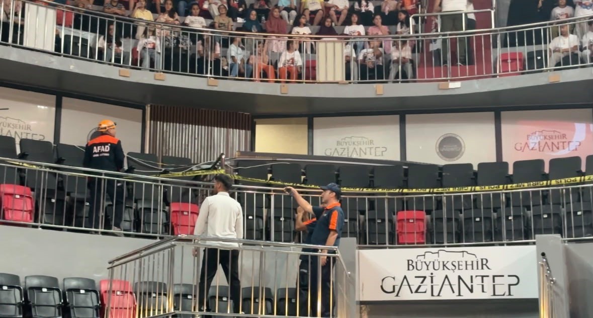 Gaziantep’te iki tribün arasındaki ahşap dekorasyon düştü: 7 yaralı