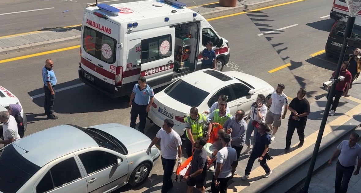 Gaziantep’te iki tribün arasındaki ahşap dekorasyon düştü: 7 yaralı