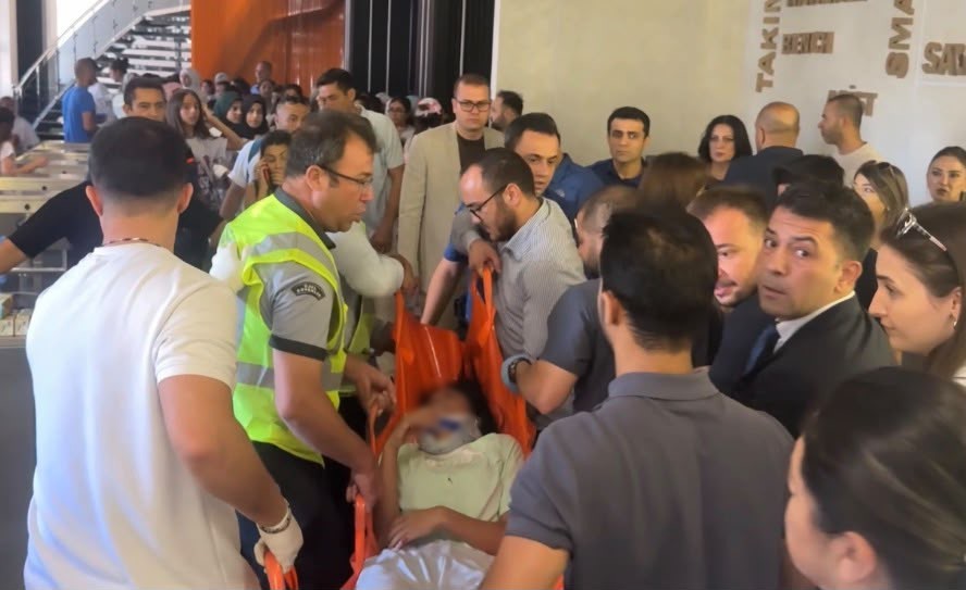 Gaziantep’te iki tribün arasındaki ahşap dekorasyon düştü: 7 yaralı
