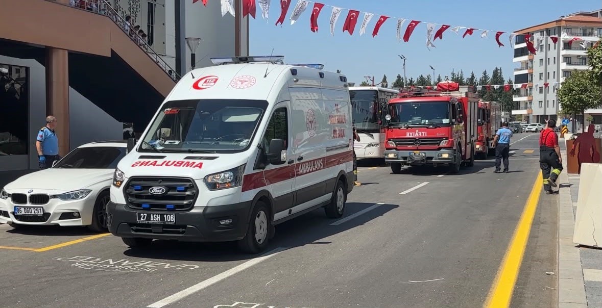 Gaziantep’te iki tribün arasındaki ahşap dekorasyon düştü: 7 yaralı