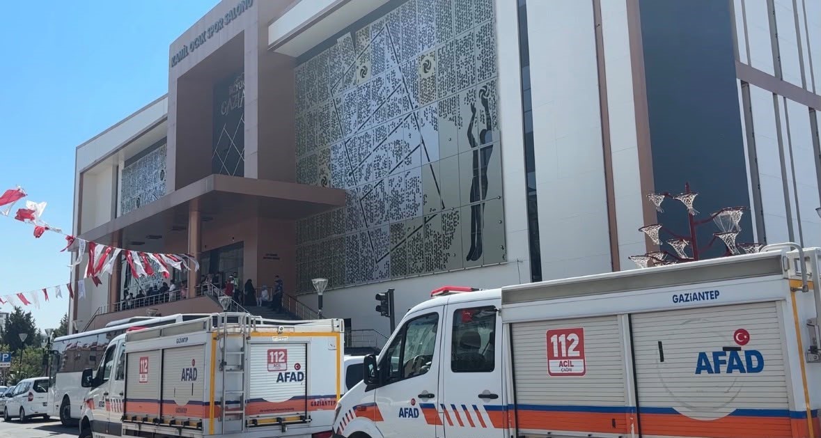 Gaziantep’te iki tribün arasındaki ahşap dekorasyon düştü: 7 yaralı