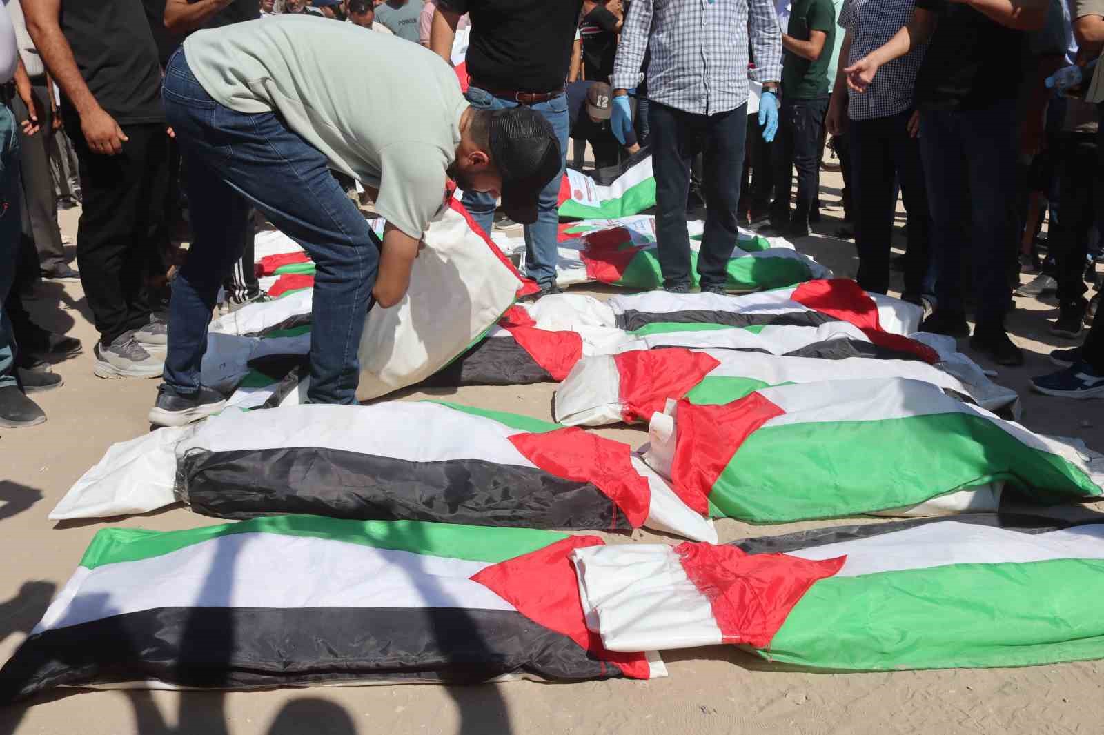 Gazze’de enkazlardan cansız bedenleri çıkarılan 19’u çocuk 50 kişi için cenaze töreni düzenlendi