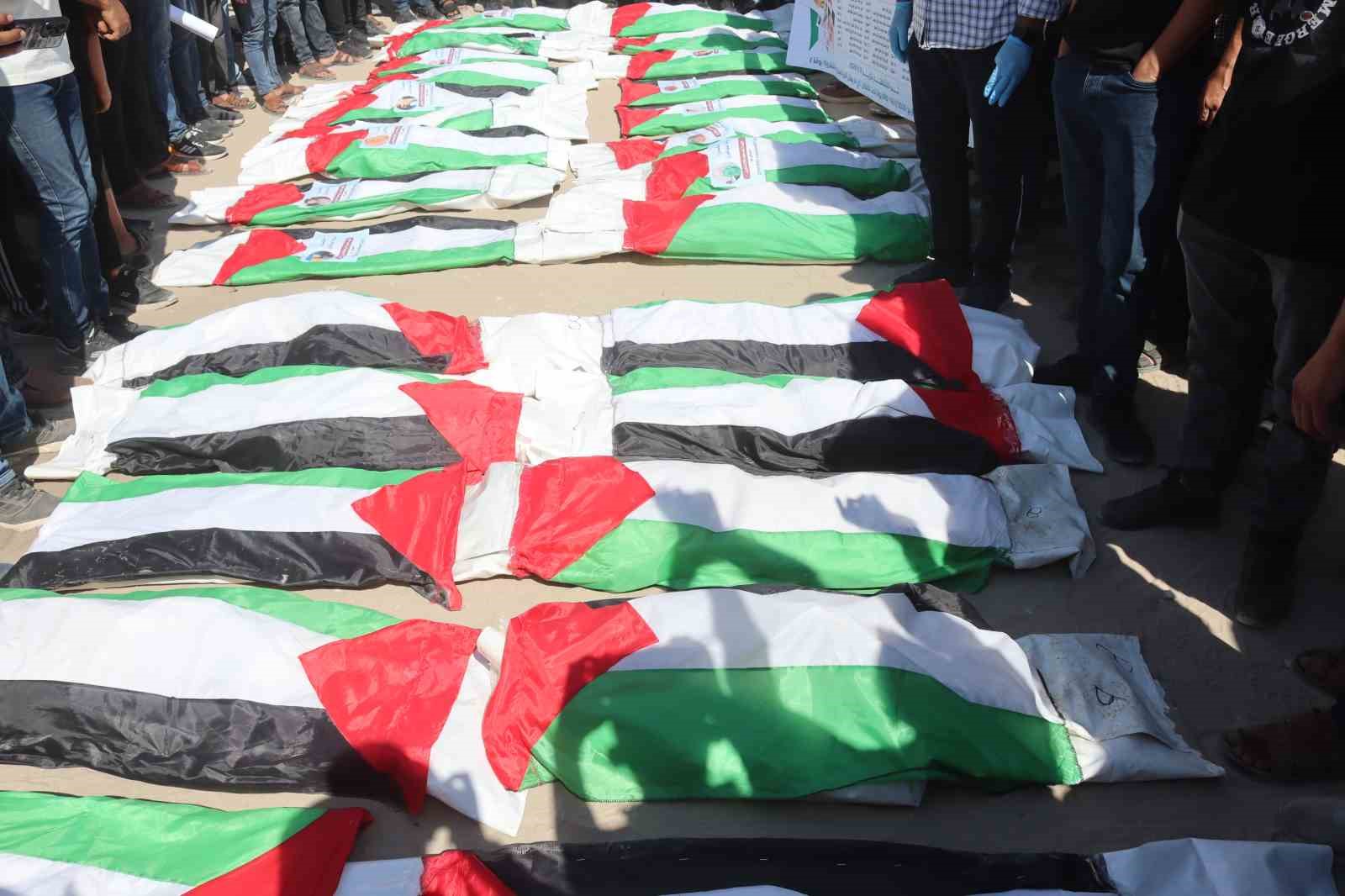Gazze’de enkazlardan cansız bedenleri çıkarılan 19’u çocuk 50 kişi için cenaze töreni düzenlendi