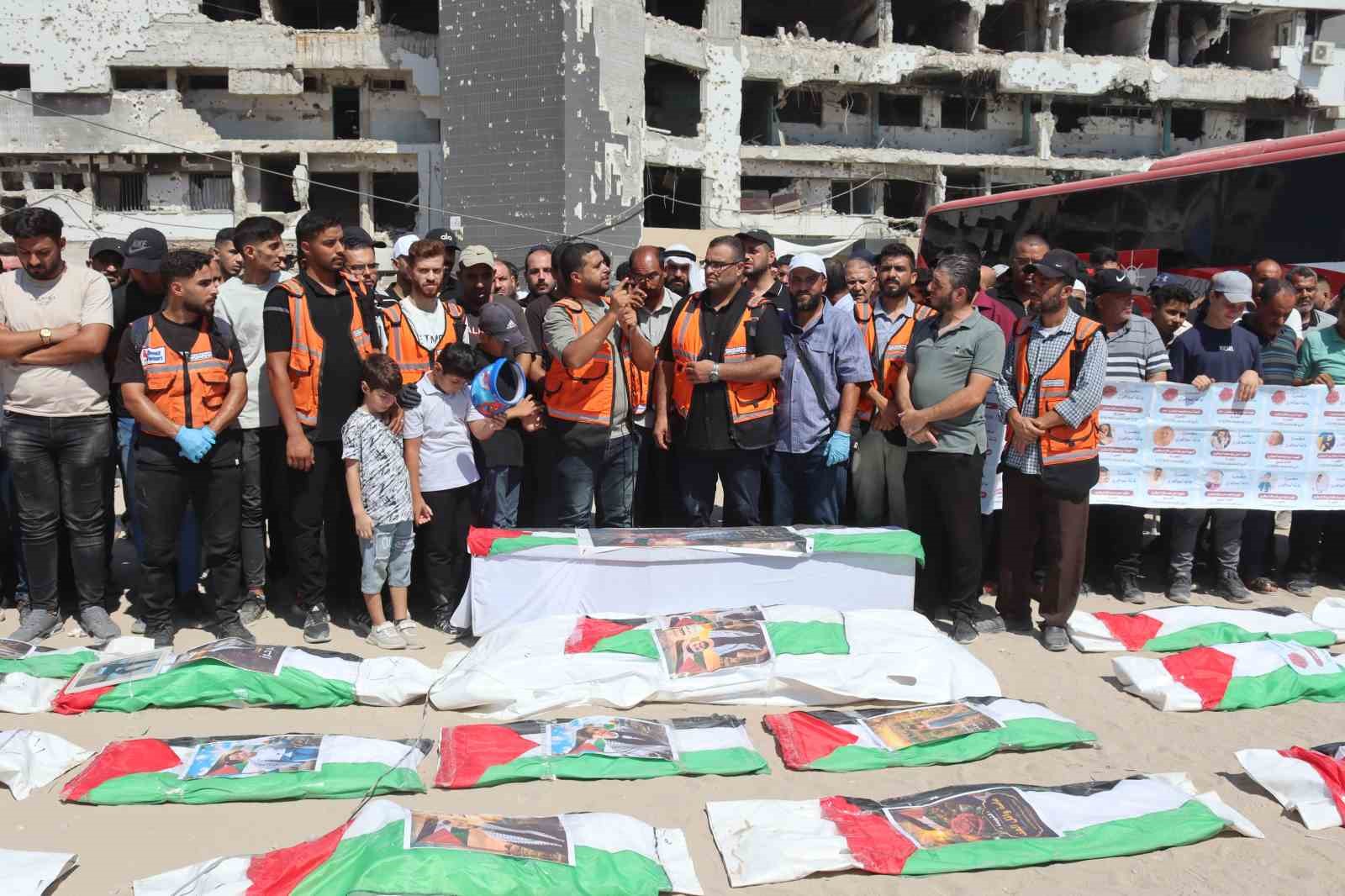 Gazze’de enkazlardan cansız bedenleri çıkarılan 19’u çocuk 50 kişi için cenaze töreni düzenlendi