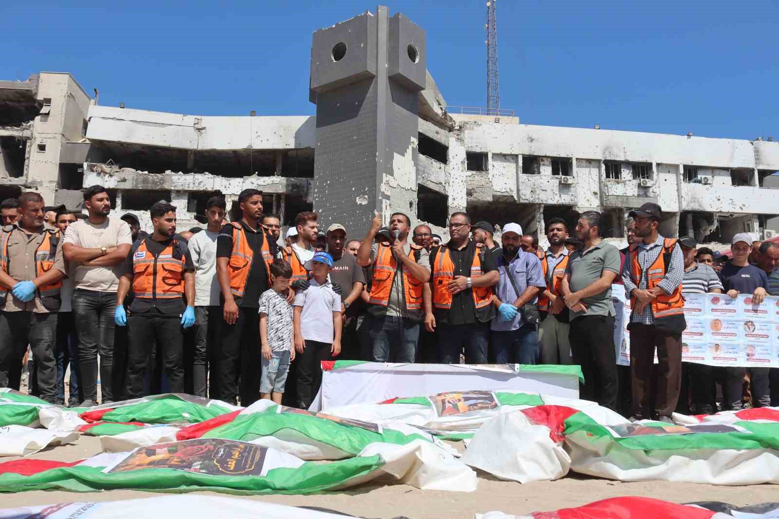 Gazze’de enkazlardan cansız bedenleri çıkarılan 19’u çocuk 50 kişi için cenaze töreni düzenlendi