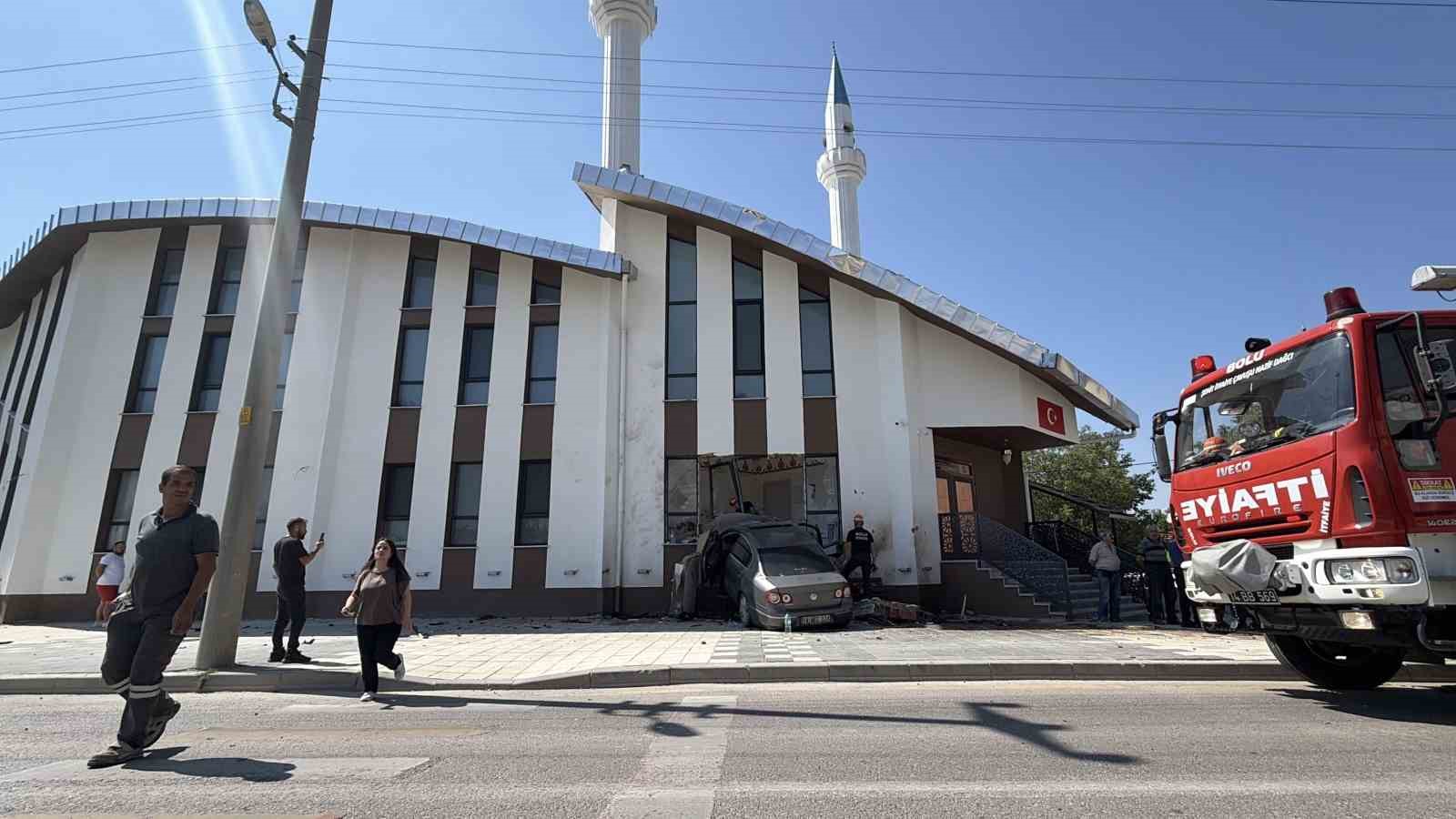 Bolu’da 84 metre savrulup caminin imam odasına dalan aracın sürücüsü alkollü çıktı: 290 bin lira ceza kesildi
