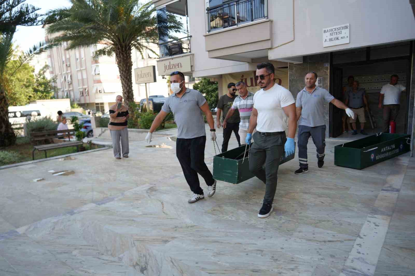 Evde ölü bulunan anne ile kızının cenazeleri Adli Tıp Kurumu morguna gönderildi