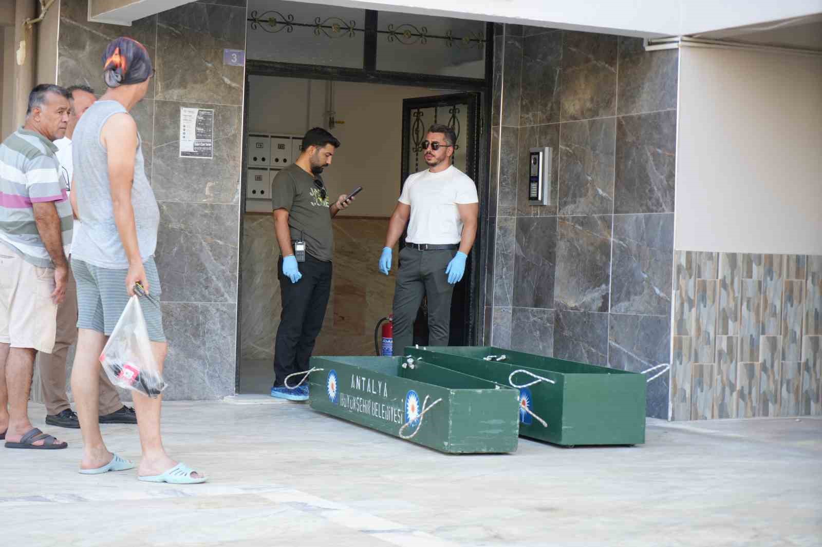 Evde ölü bulunan anne ile kızının cenazeleri Adli Tıp Kurumu morguna gönderildi