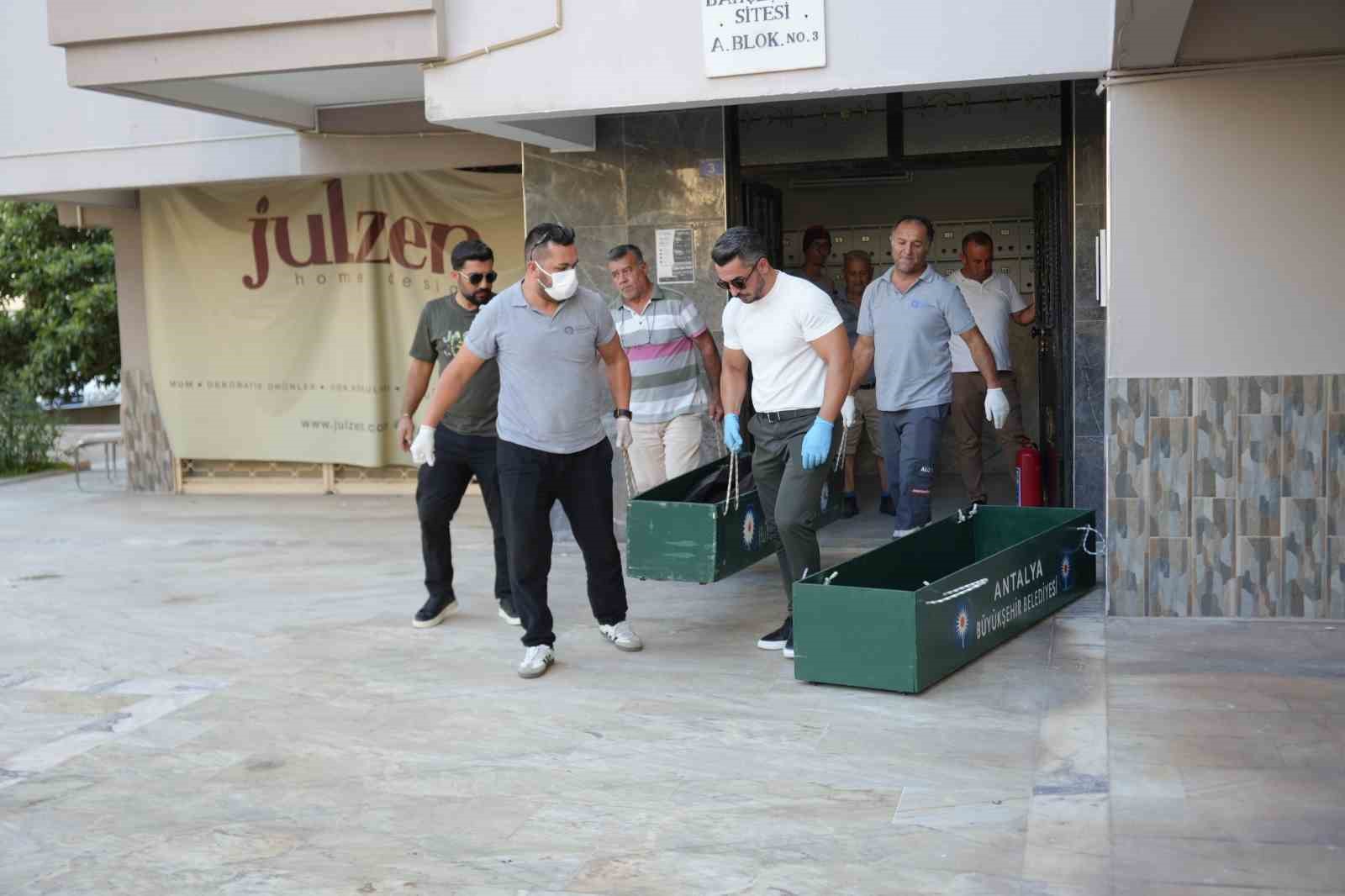 Evde ölü bulunan anne ile kızının cenazeleri Adli Tıp Kurumu morguna gönderildi